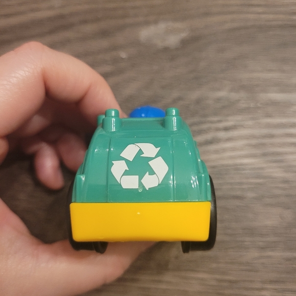 Little People Fisher-Price Wheelies recycling bin - Picture 4 of 6